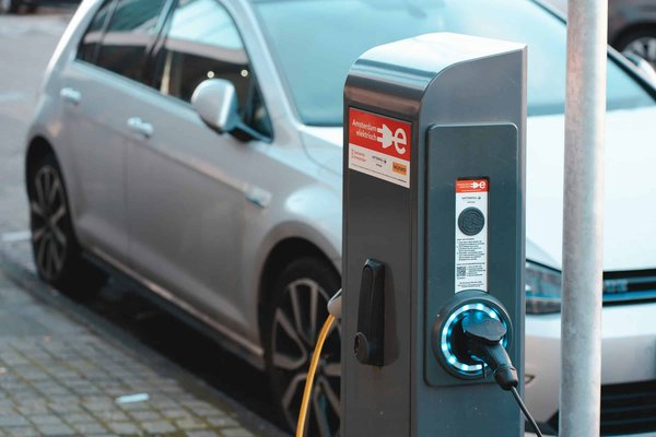 Quels sont les défis de l'intégration des systèmes de recharge sans fil pour les voitures électriques en milieu rural?
